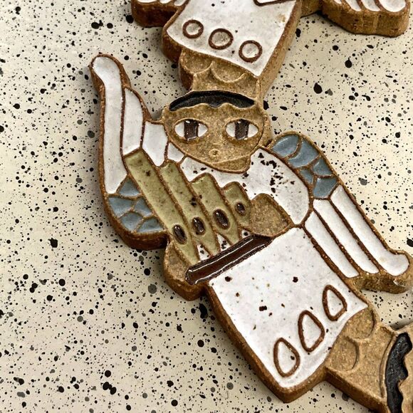 St. Andrews Abbey Handmade Ceramic Angel Wreath - Picture 5 of 7